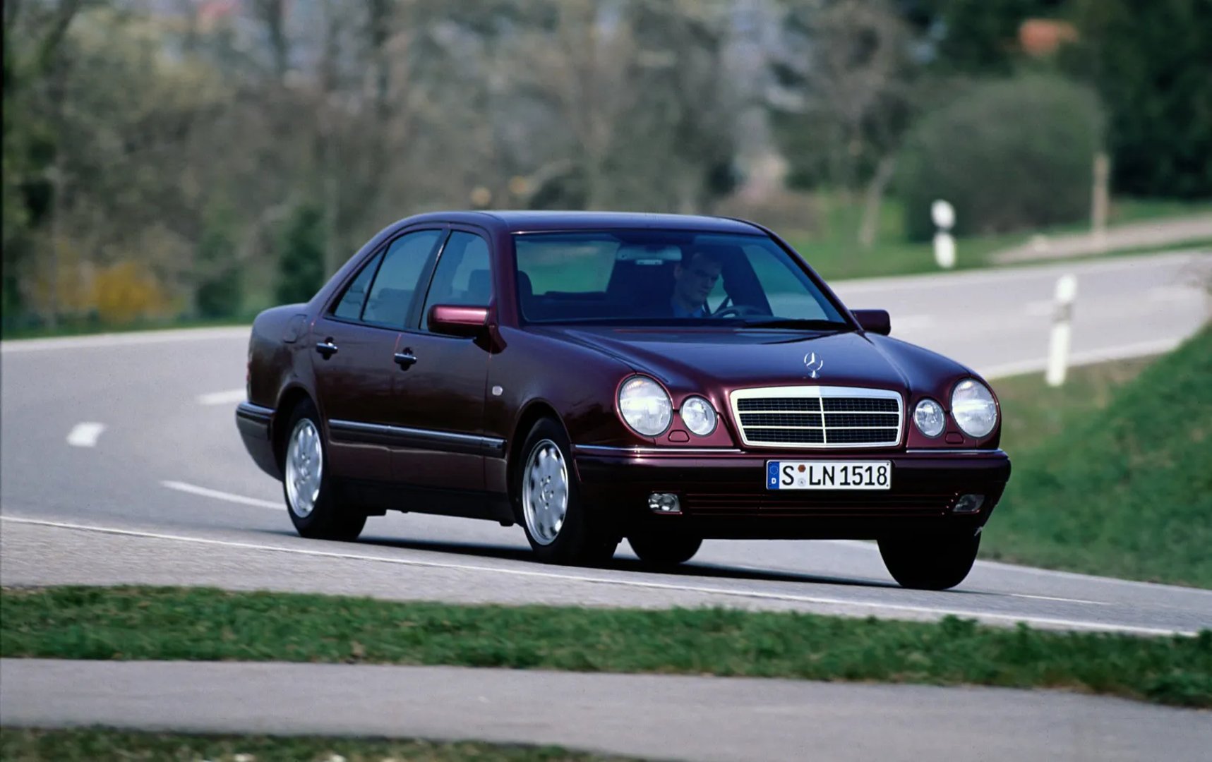 Mercedes_E-Class_2_generation__Sedan__2.jpg