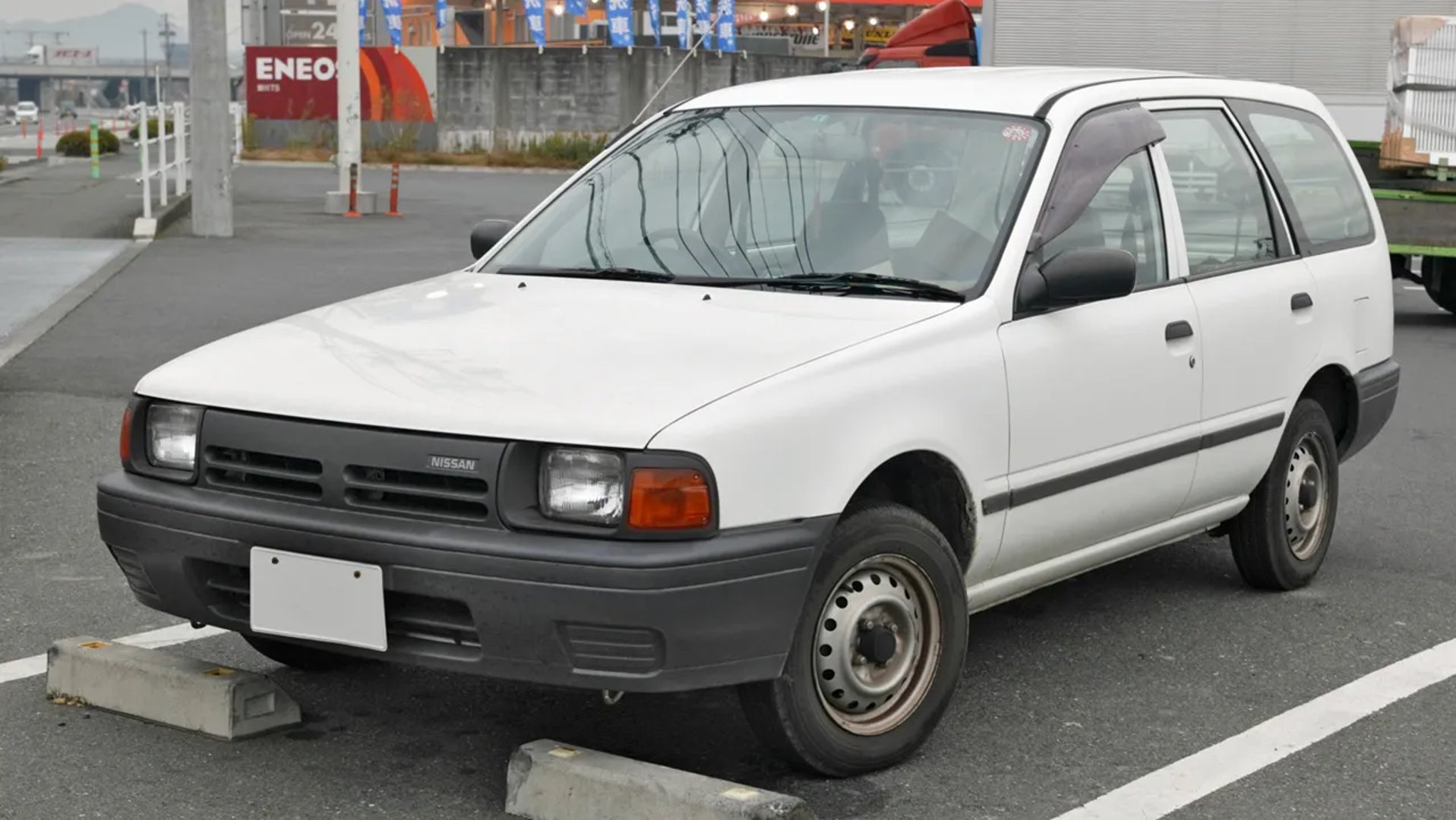 Nissan_AD_1_generation_restyling__Estate_5-door__1.jpg