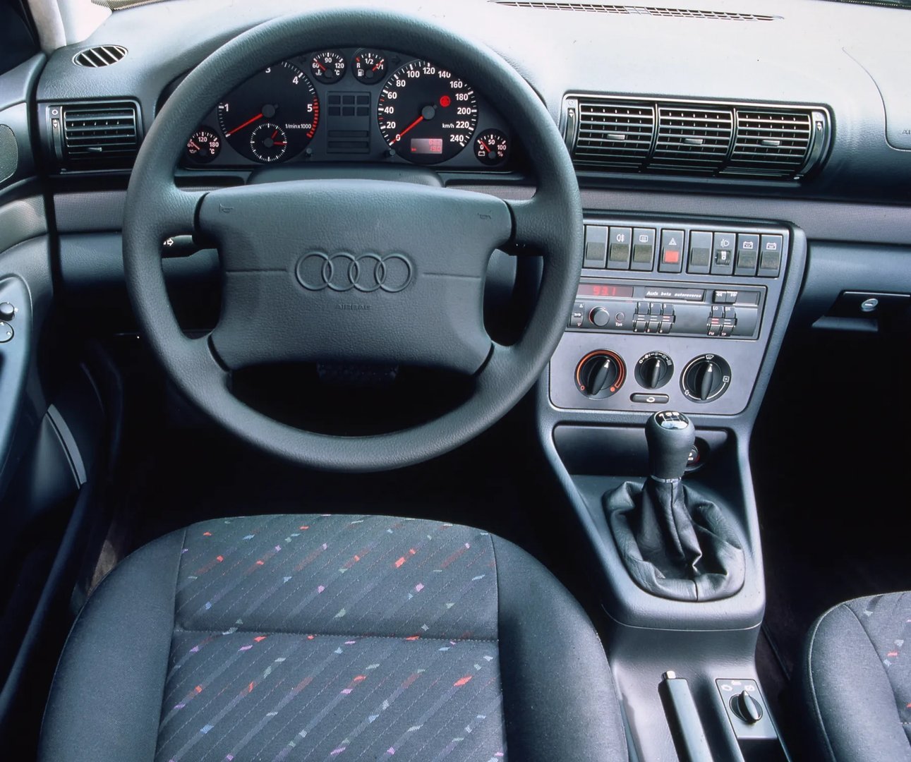 Audi_A4_1_generation__Estate_5-door__5.jpg