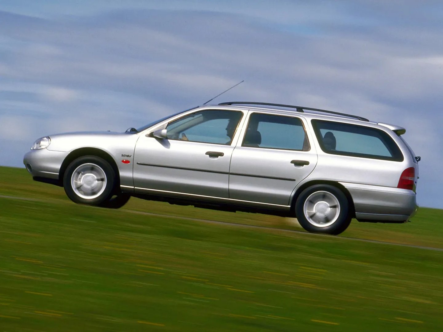 Ford_Mondeo_2_generation__Estate_5-door__2.jpg