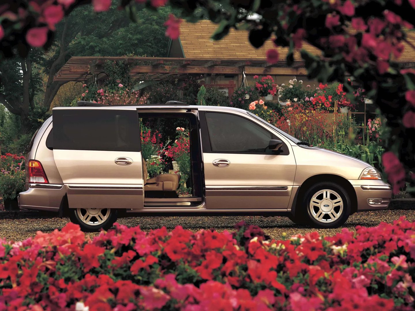 Ford_Windstar_2_generation__Minivan__4.jpg