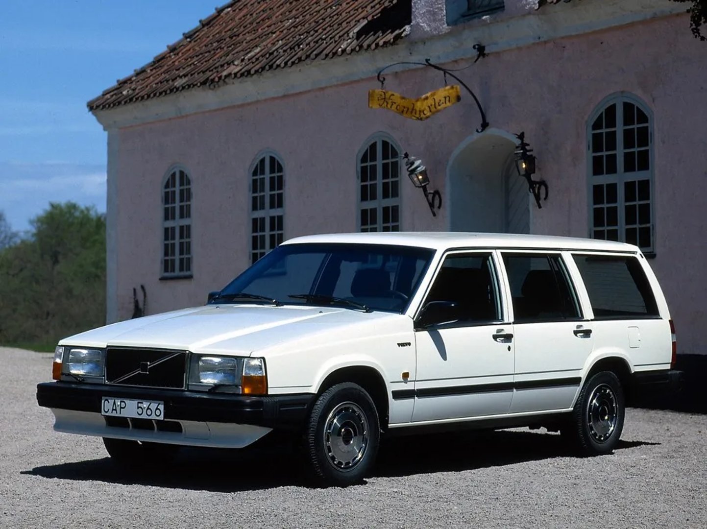 Volvo_740_1_generation__Estate_5-door__5.jpg