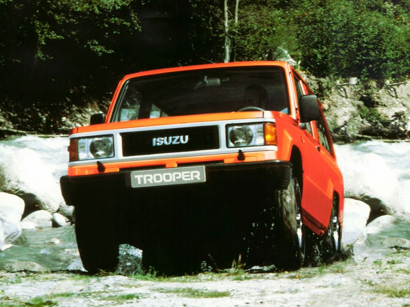 isuzu_Trooper_1_generation__SUV_3-doors__2.jpg