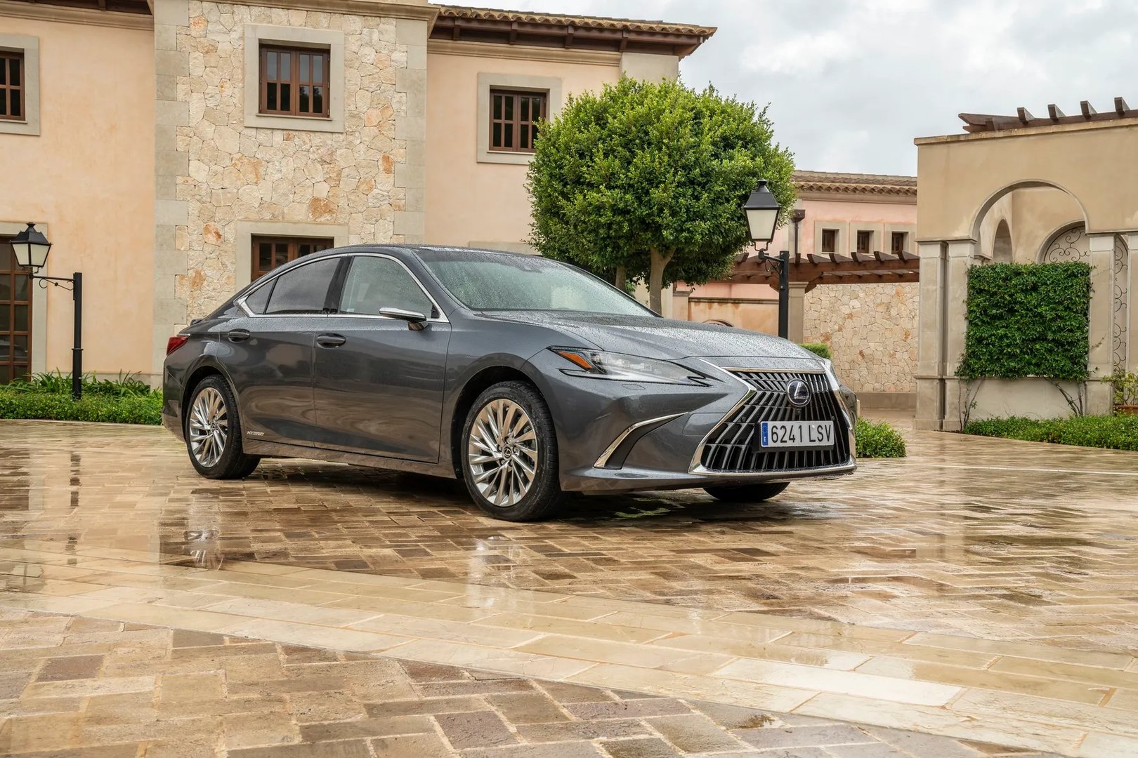 Lexus_ES_7_generation_restyling_1__Sedan__7.jpg