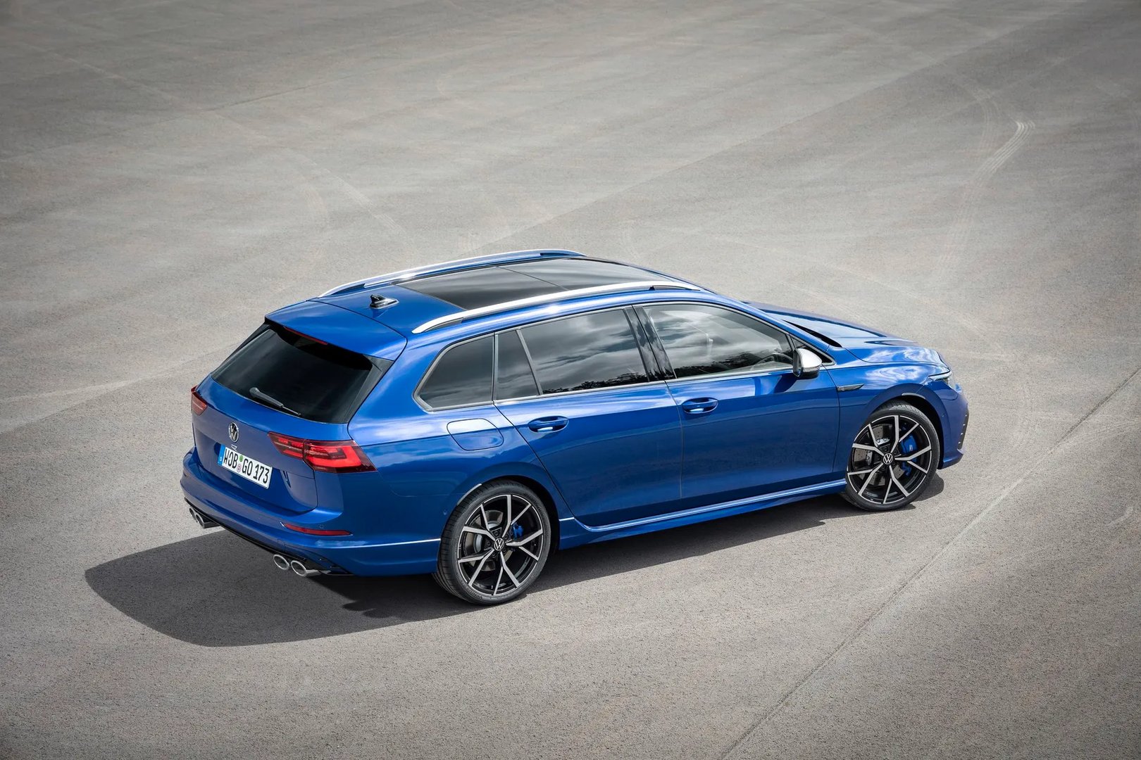 Volkswagen_Golf_R_8_generation__Estate_5-door__5.jpg