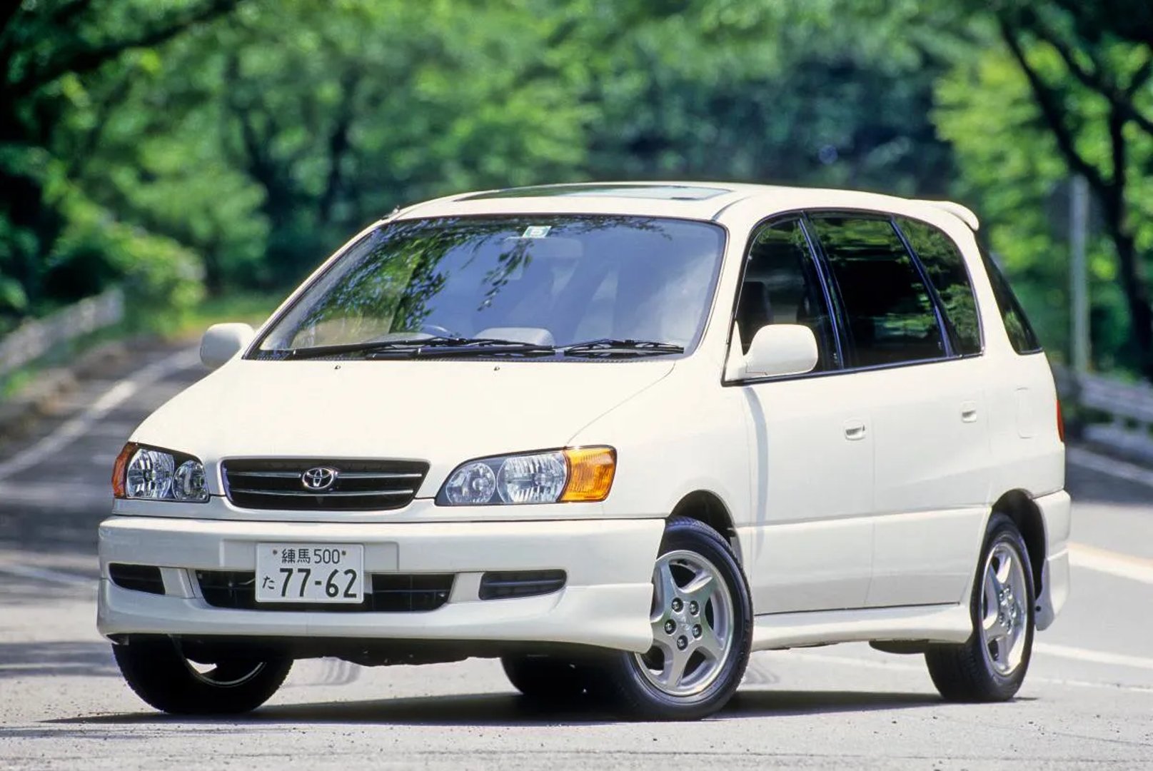 Toyota_Ipsum_1_generation__Compact_Van__4.jpg