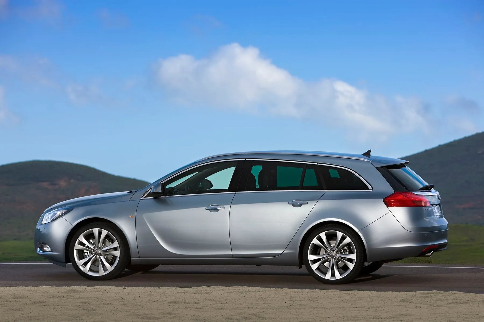Opel_Insignia_1_generation__Estate_5-door__4.jpg