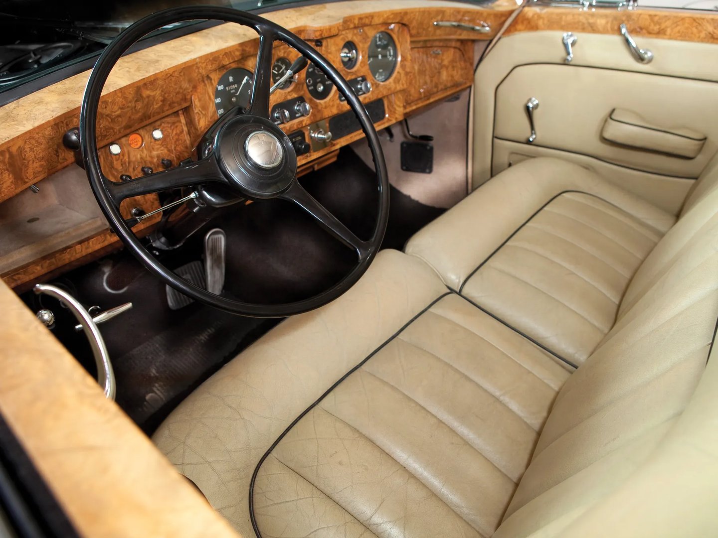 Rolls-Royce_Phantom_5_generation__Sedan__9.jpg