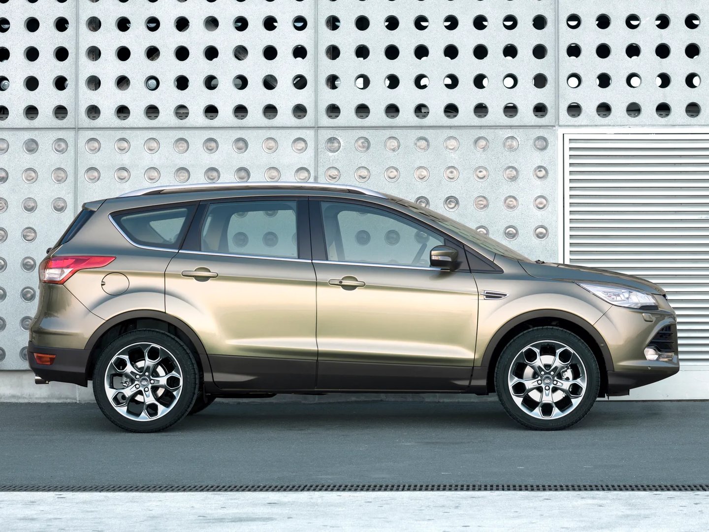 Ford_Kuga_2_generation__SUV_5-doors__10.jpg