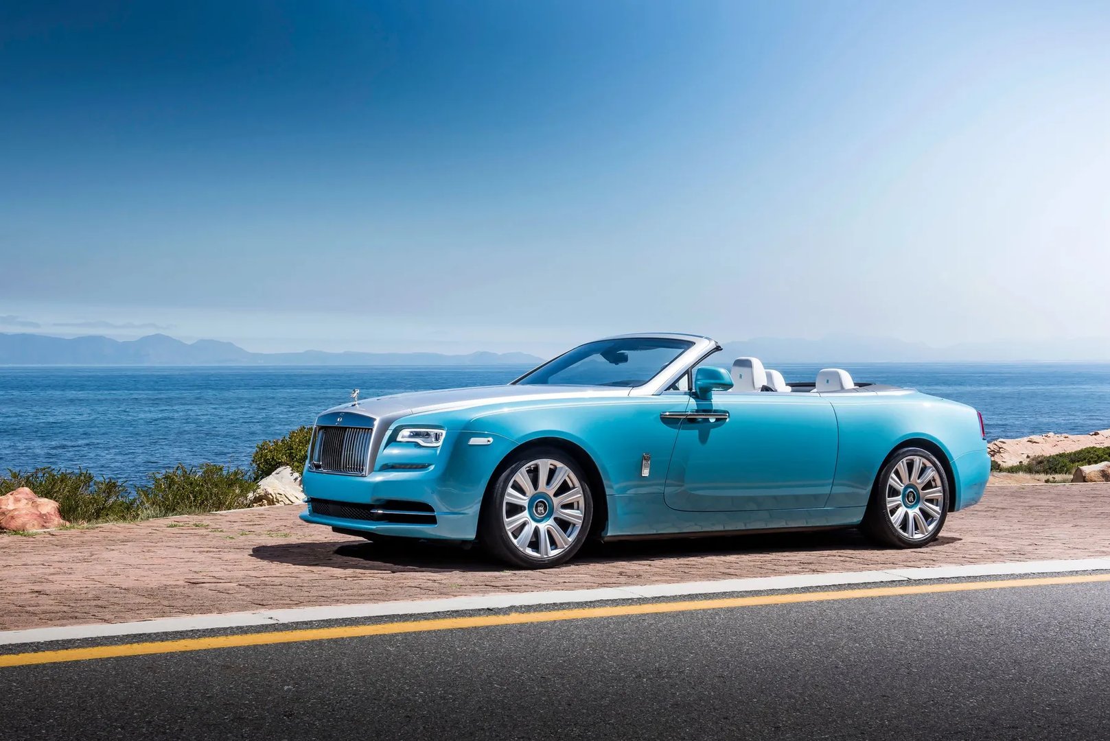 Rolls-Royce_Dawn_1_generation__Cabrio__1.jpg