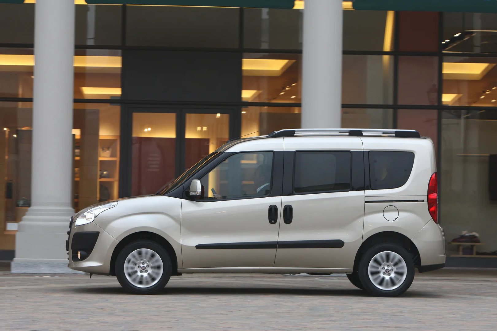 Fiat_Doblo_2_generation__Compact_Van__11.jpg