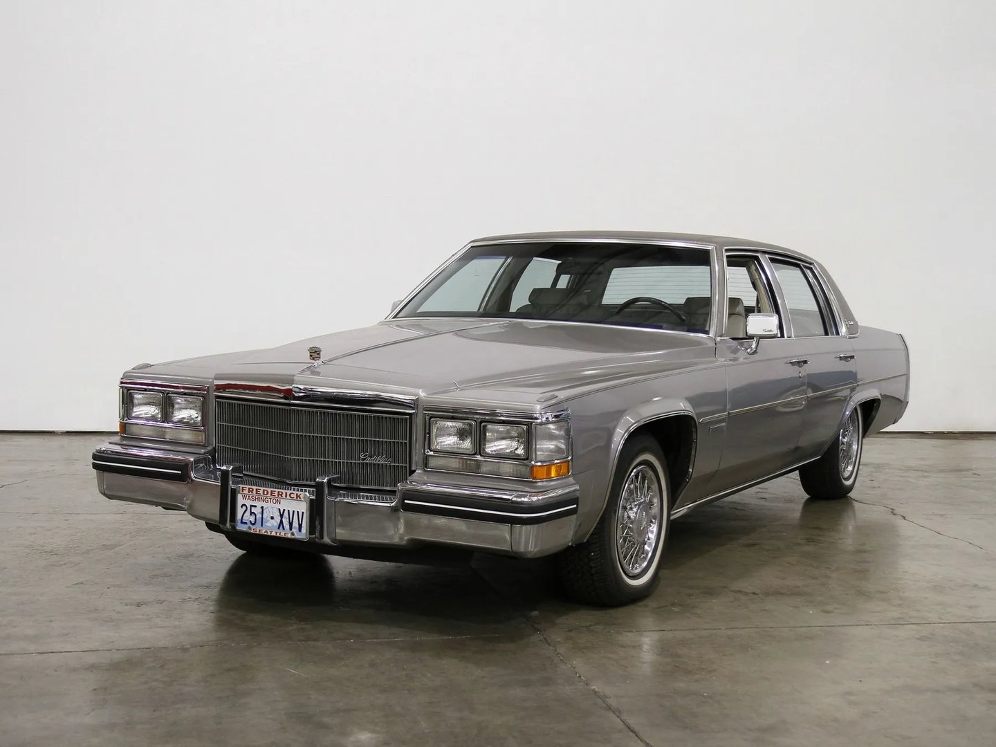 Cadillac_DeVille_5_generation__Sedan__2.jpg