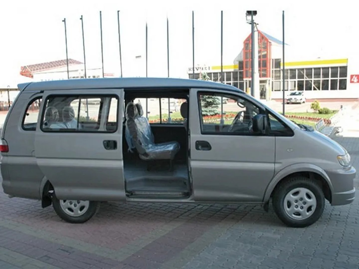 DongFeng_MPV_1_generation__Minivan__1.jpg