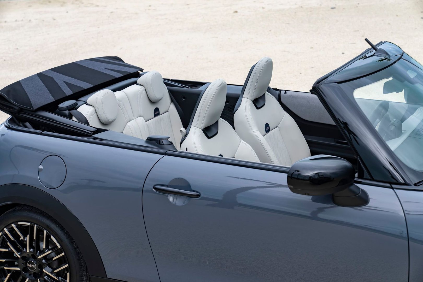 mini_Cooper_4_generation__Cabrio__37.jpg