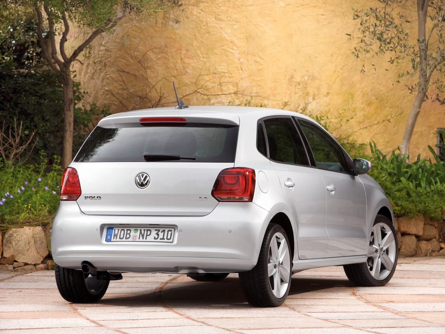 Volkswagen_Polo_5_generation__Mini_5-doors__5.jpg