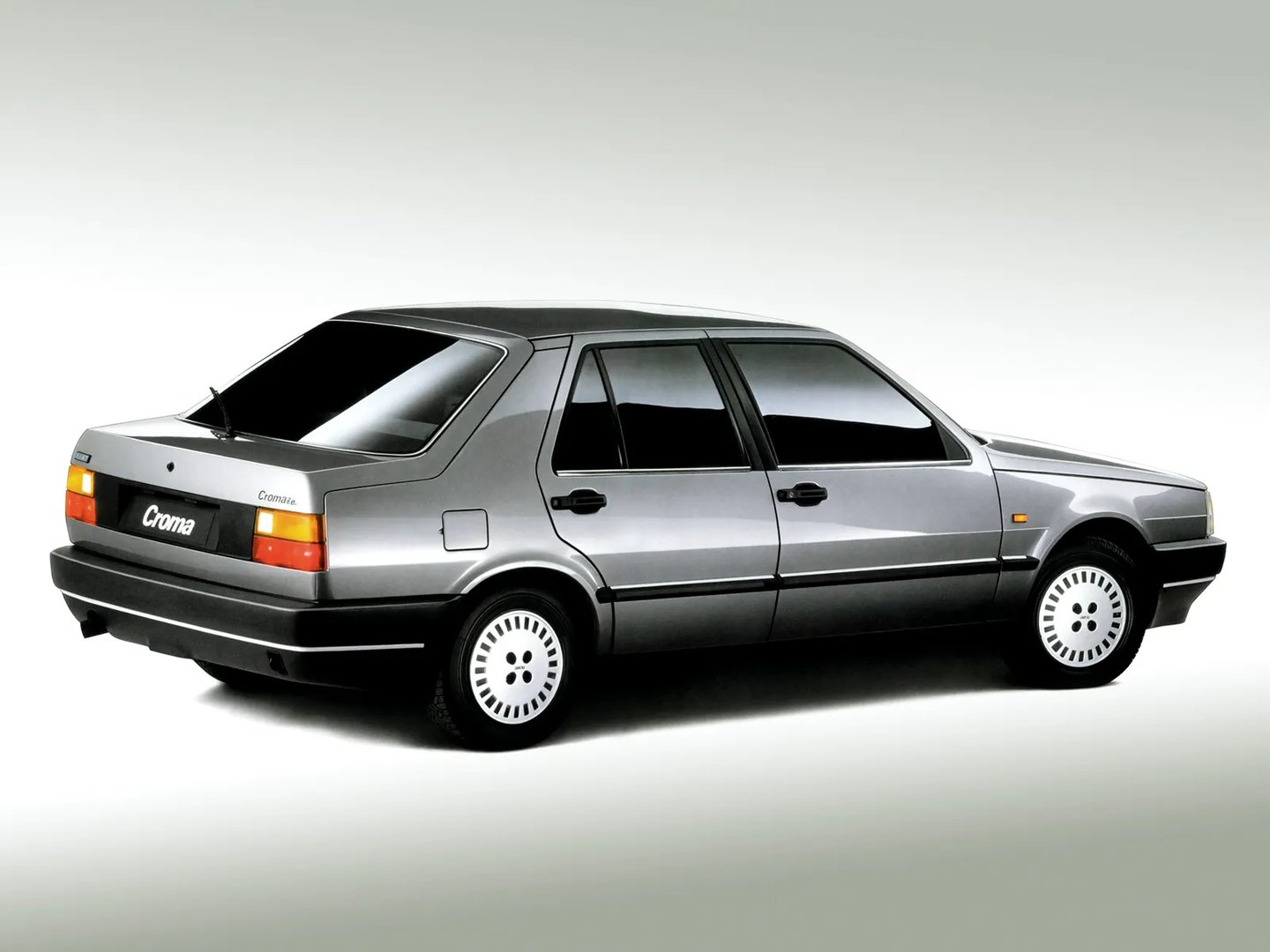 Fiat_Croma_1_generation__Liftback__3.jpg