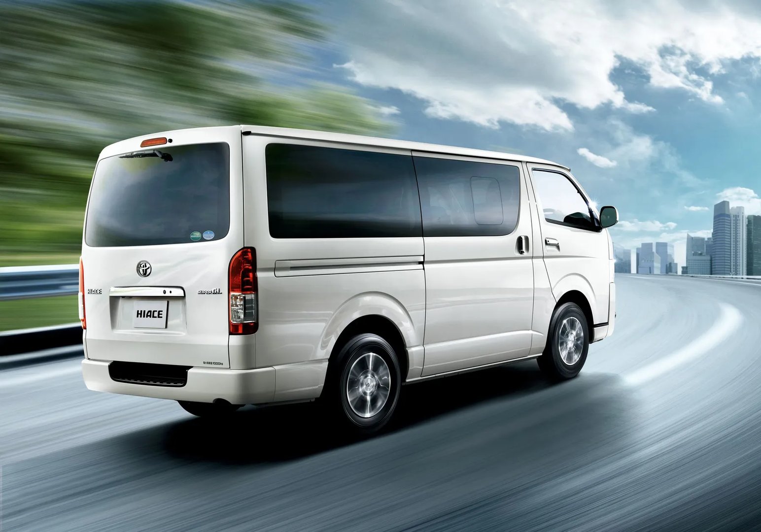 Toyota_HiAce_3_generation_restyling__Minivan__1.jpg
