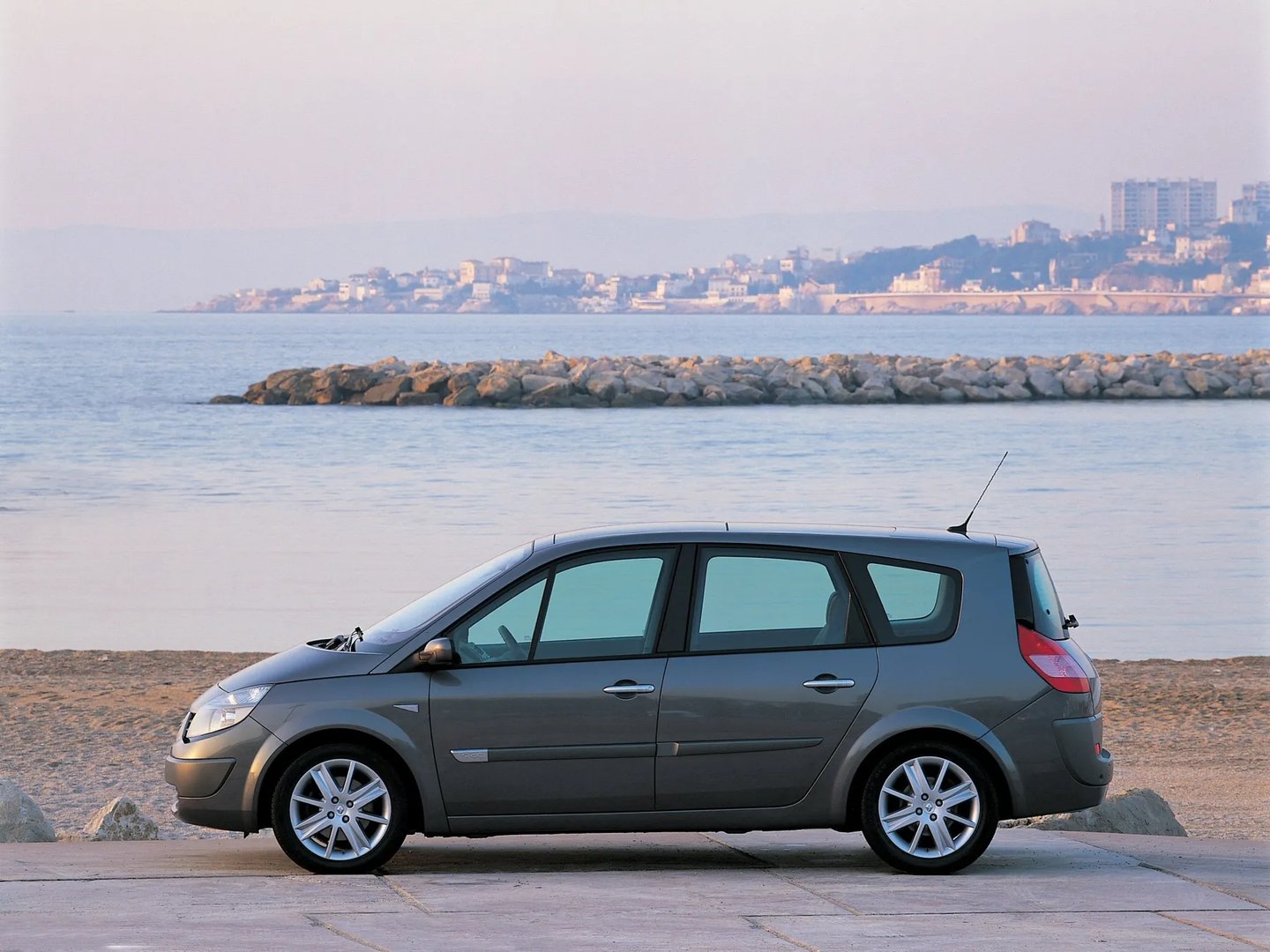 Renault_Grand_Scenic_2_generation__Compact_Van__4.jpg