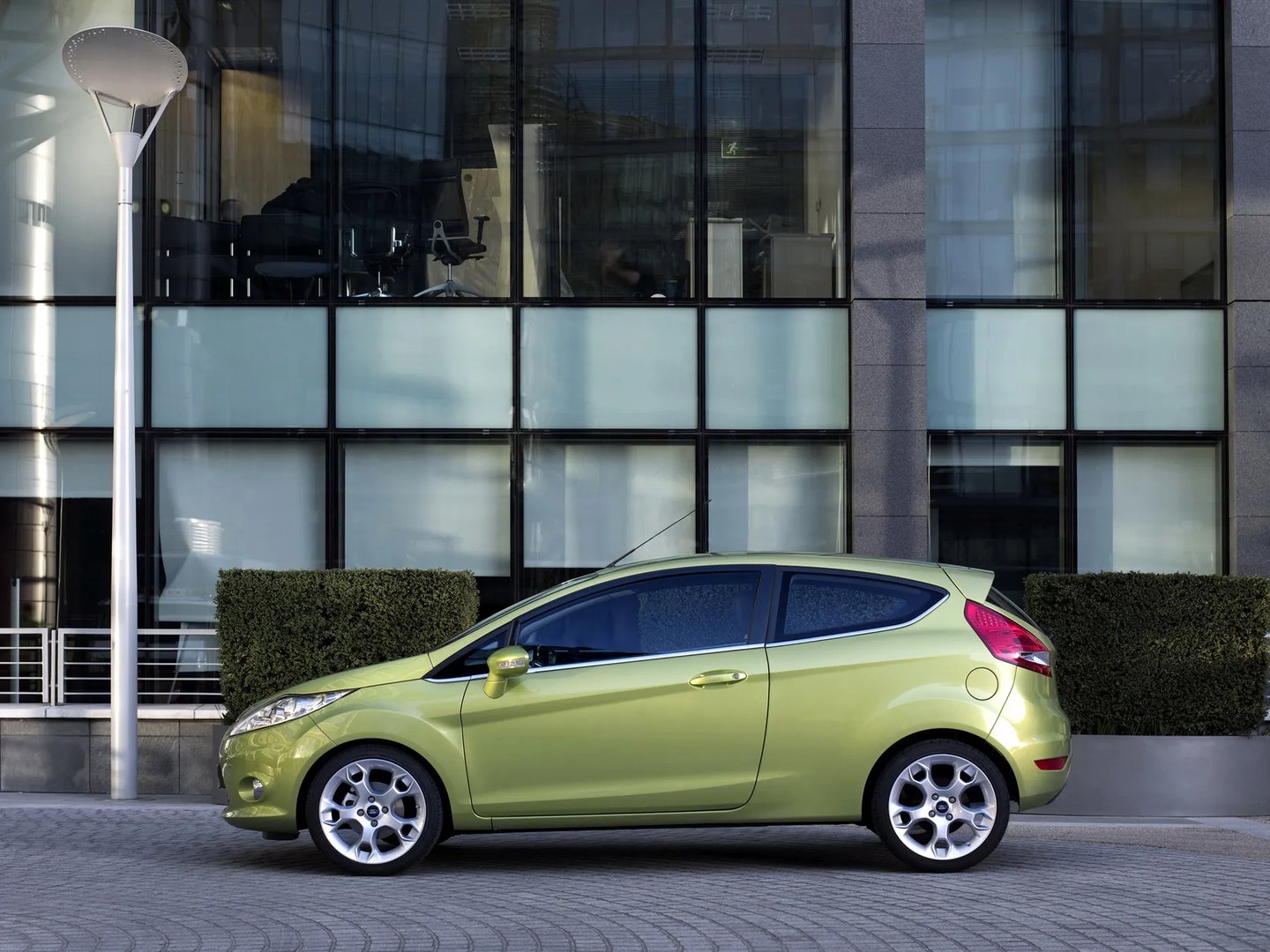 Ford_Fiesta_6_generation__Mini_3-doors__2.jpg