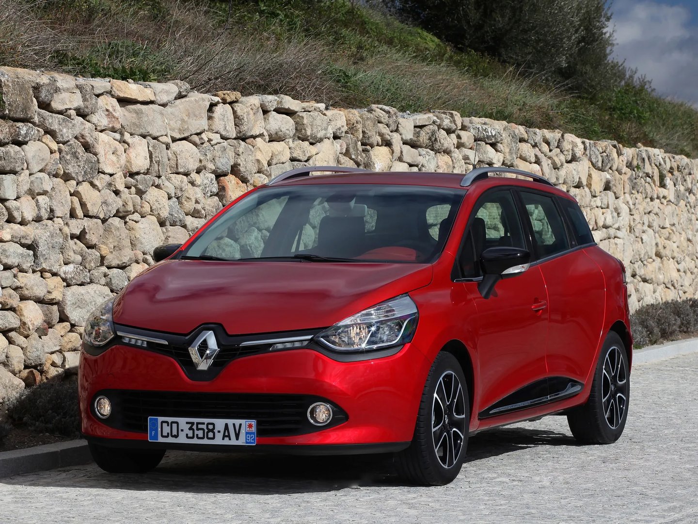 Renault_Clio_4_generation__Estate_5-door__2.jpg