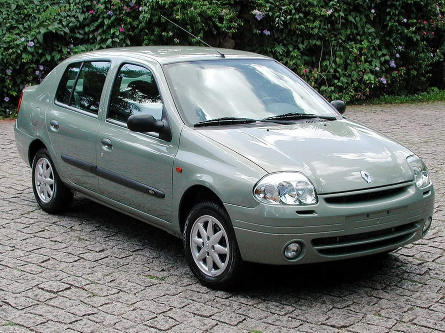 Renault_Thalia_1_generation__Sedan__3.jpg