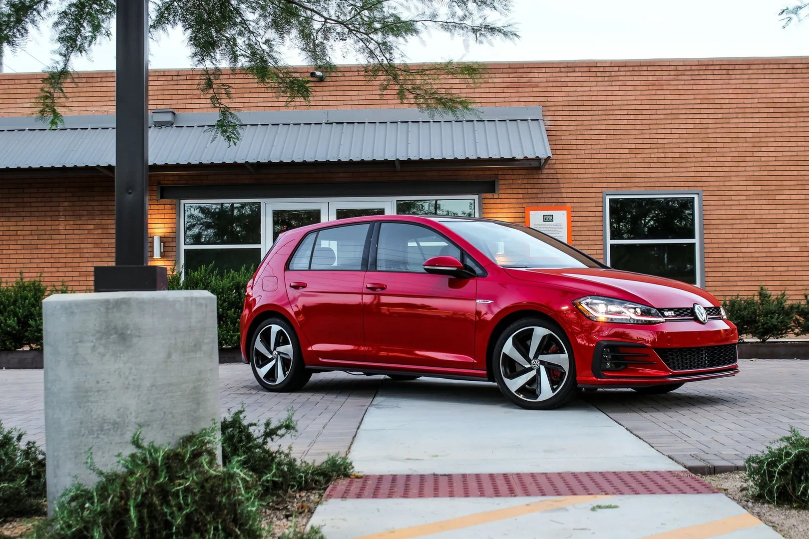 Volkswagen_Golf_GTI_7_generation_restyling__Hatchback_5-door__9.jpg