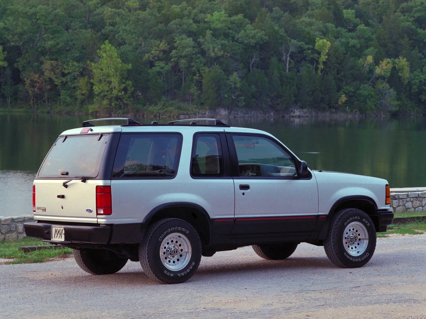 Ford_Explorer_1_generation__SUV_3-doors__3.jpg