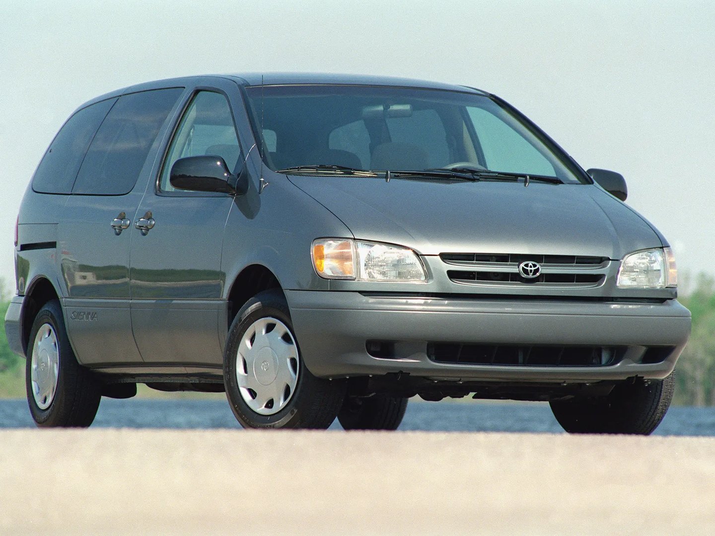 Toyota_Sienna_1_generation__Minivan__5.jpg
