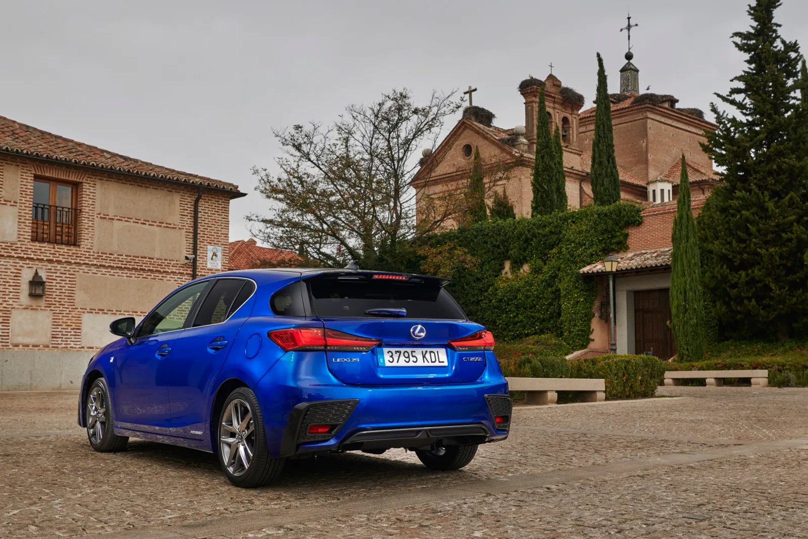 Lexus_CT_1_generation_restyling_2__Hatchback_5-door__4.jpg