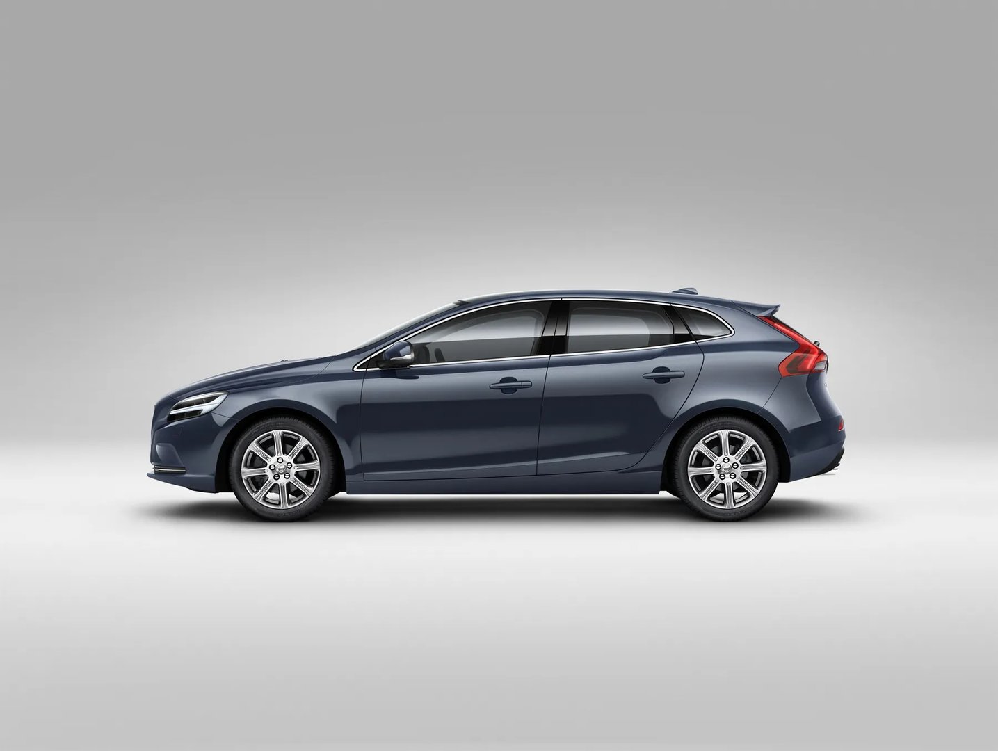 Volvo_V40_2_generation_restyling__Hatchback_5-door__8.jpg
