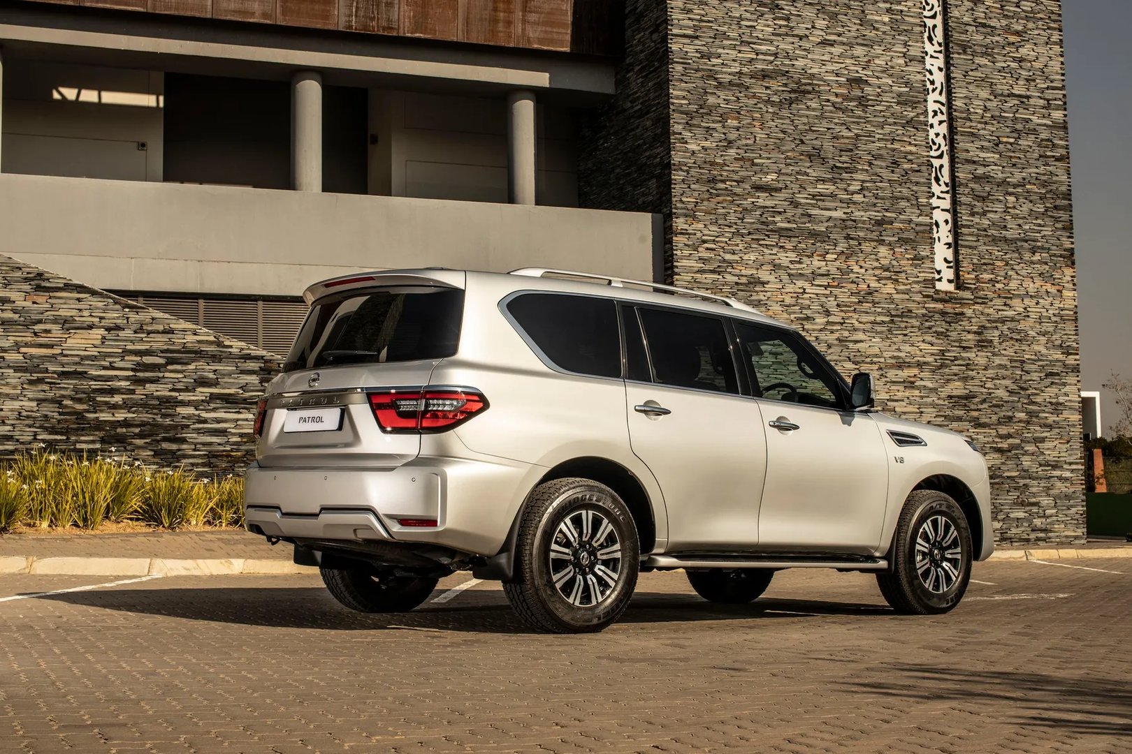 Nissan_Patrol_6_generation_restyling_2__SUV_5-doors__3.jpg