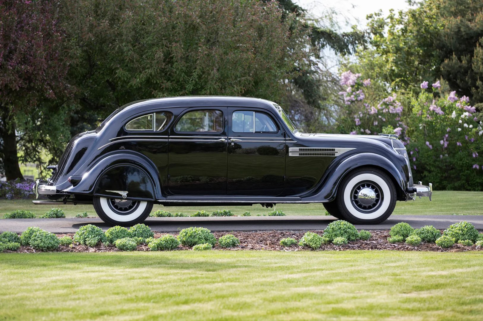 Chrysler_Imperial_3_generation__Sedan__10.jpg