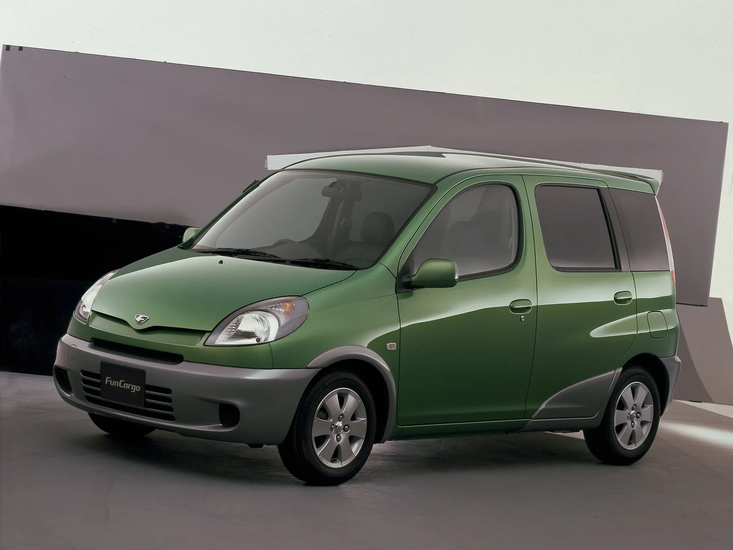Toyota_FunCargo_1_generation__Compact_Van__4.jpg