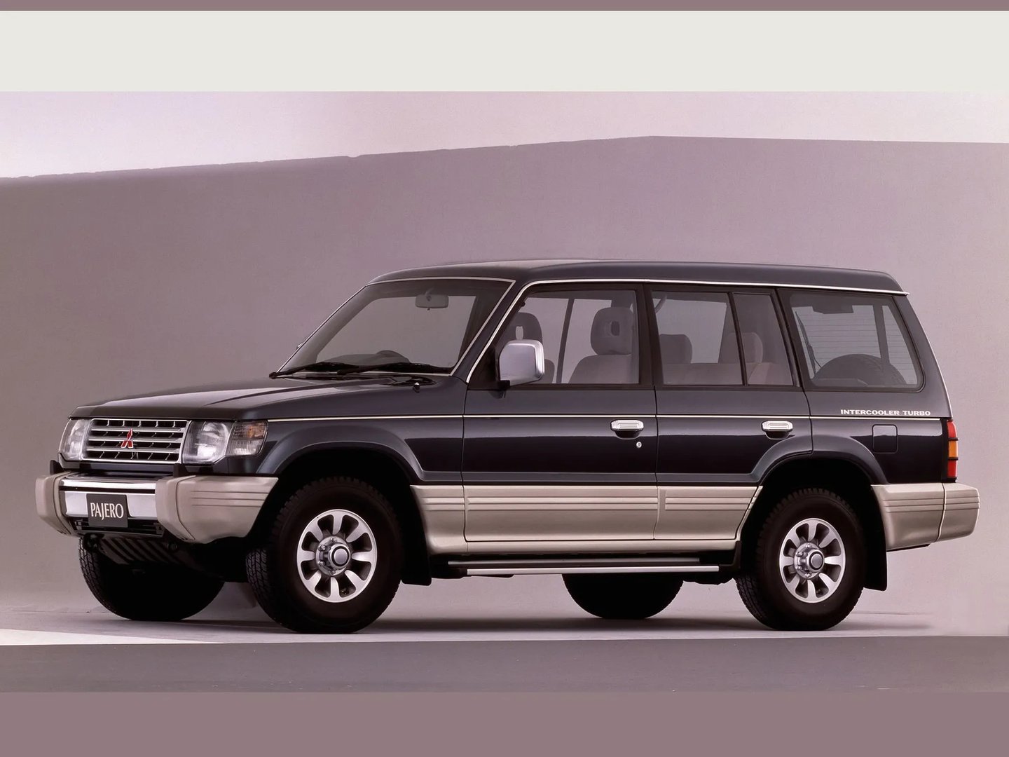 Mitsubishi_Pajero_2_generation__SUV_5-doors__3.jpg