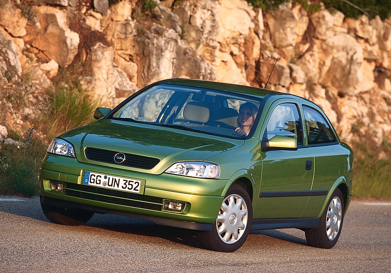 Opel_Astra_2_generation__Hatchback_3-door__1.jpg