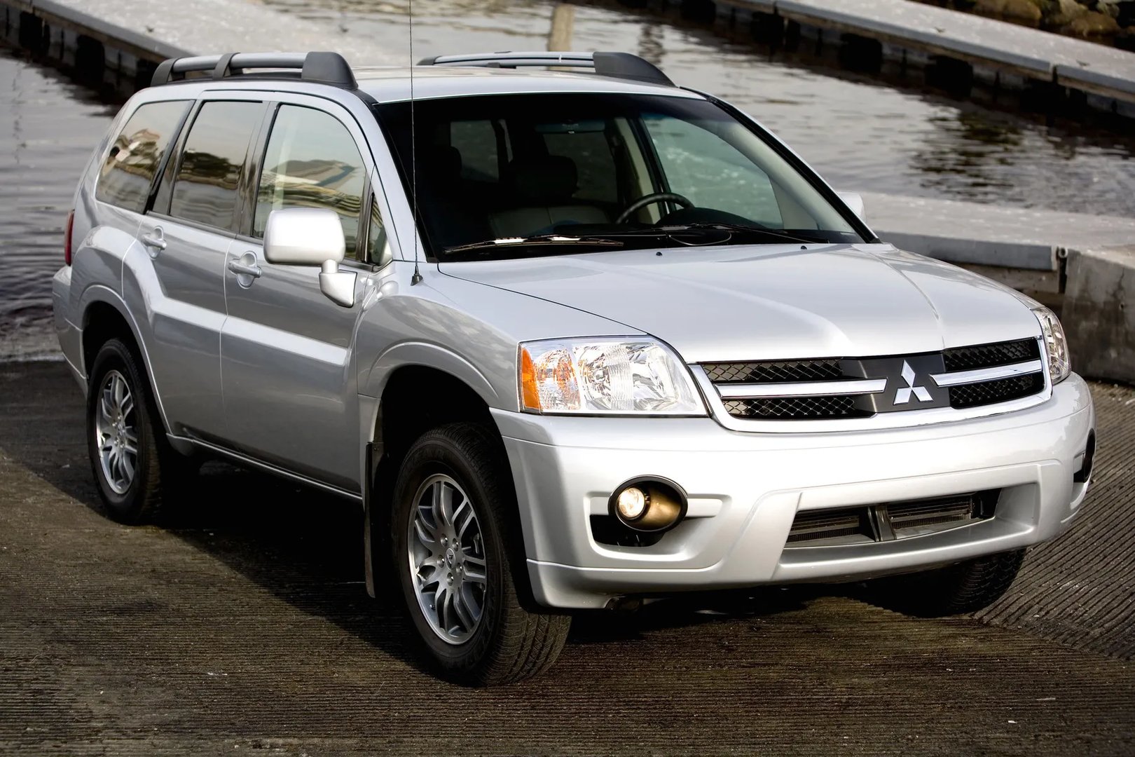 Mitsubishi_Endeavor_1_generation_restyling_1__SUV_5-doors__6.jpg