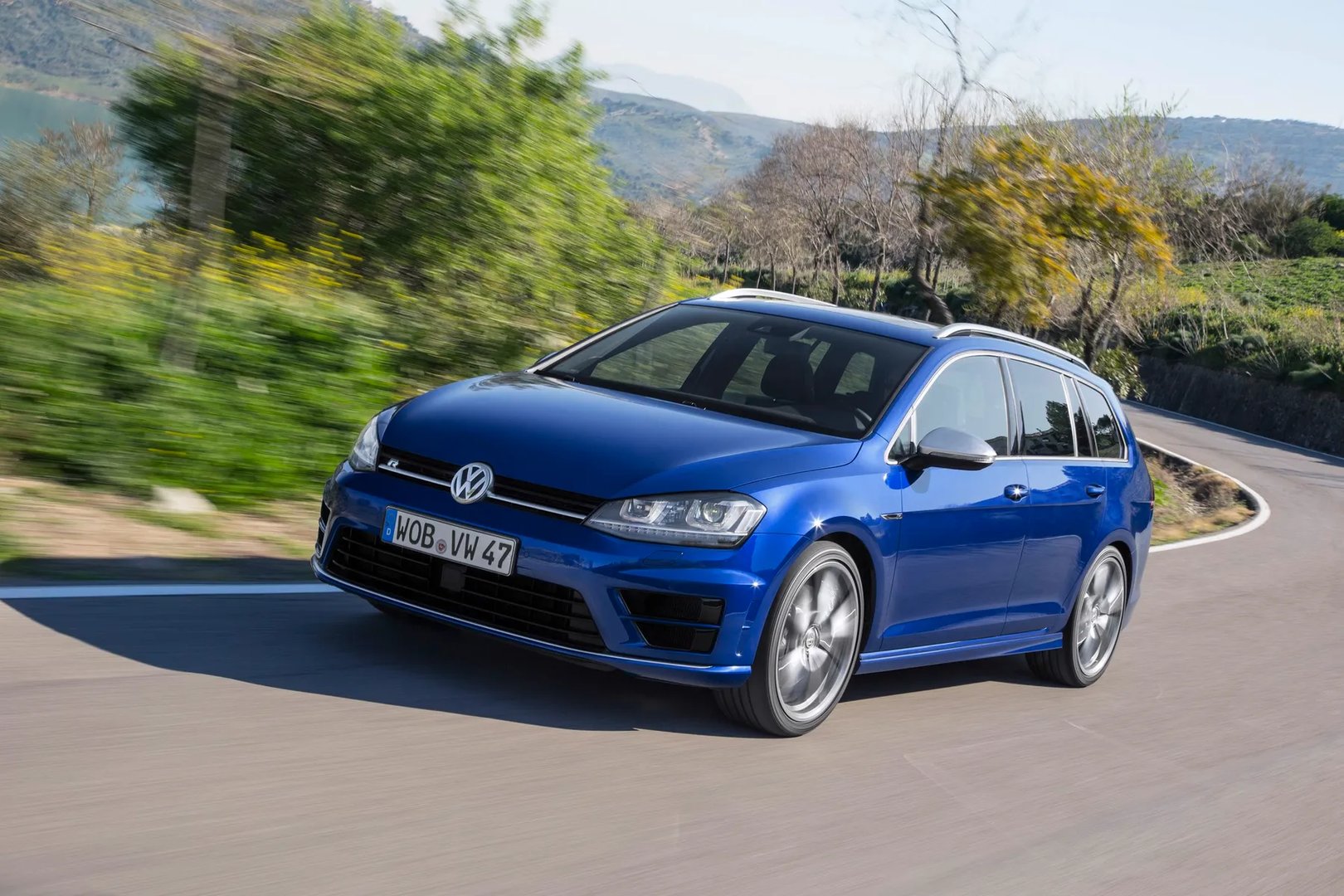 Volkswagen_Golf_R_7_generation__Estate_5-door__6.jpg
