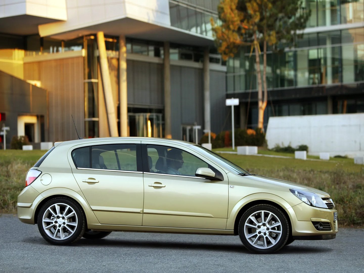 Opel_Astra_3_generation__Hatchback_5-door__4.jpg