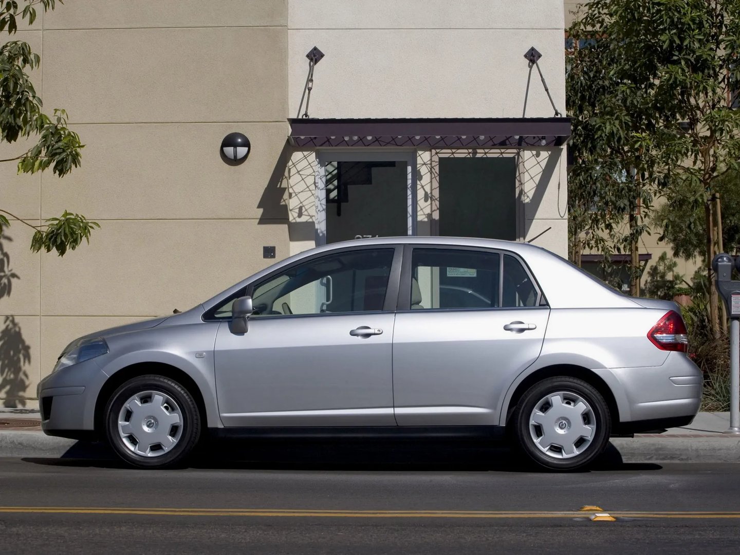 Nissan_Versa_1_generation__Sedan__7.jpg