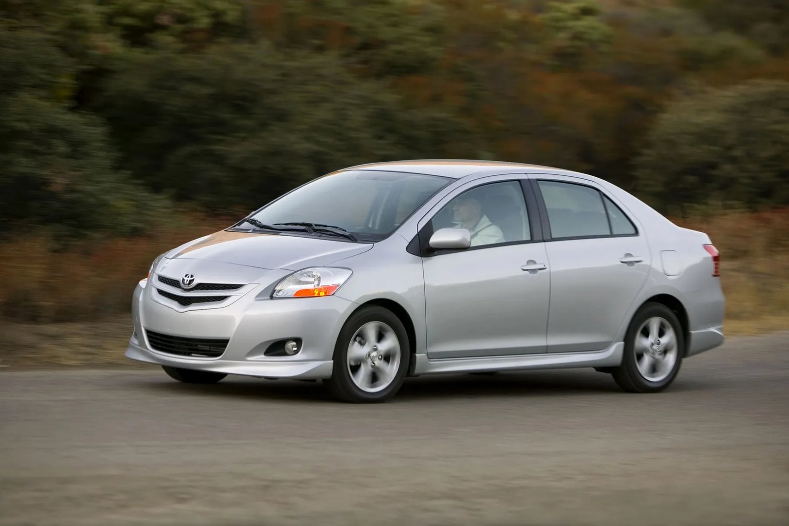 Toyota_Yaris_2_generation__Sedan__9.jpg