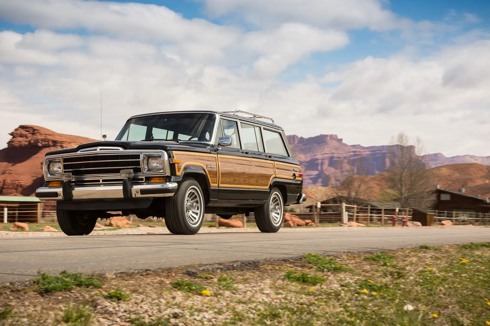Jeep_Grand_Wagoneer_1_generation__SUV_5-doors__3.jpg