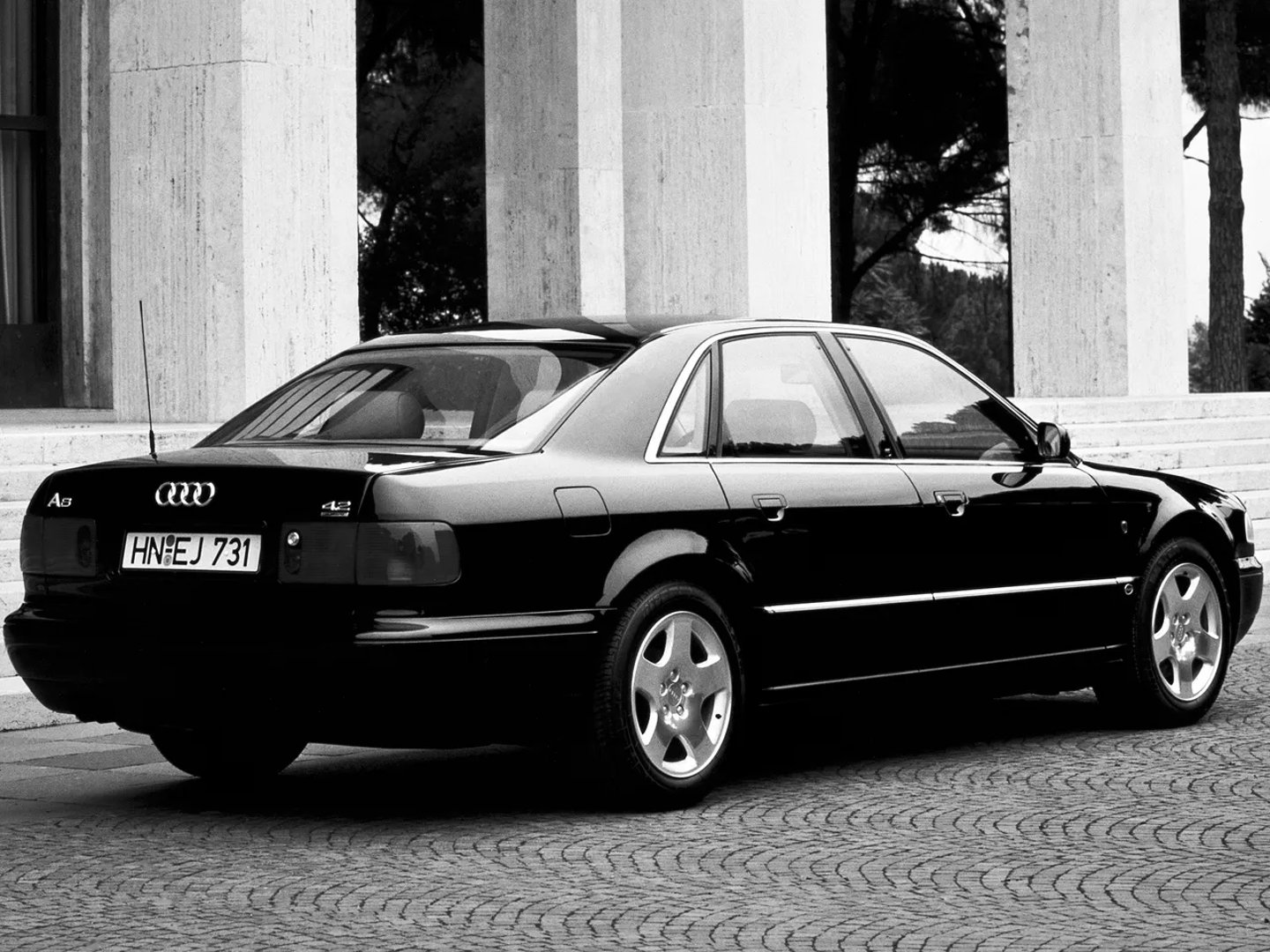 Audi_A8_1_generation__Sedan__1.jpg