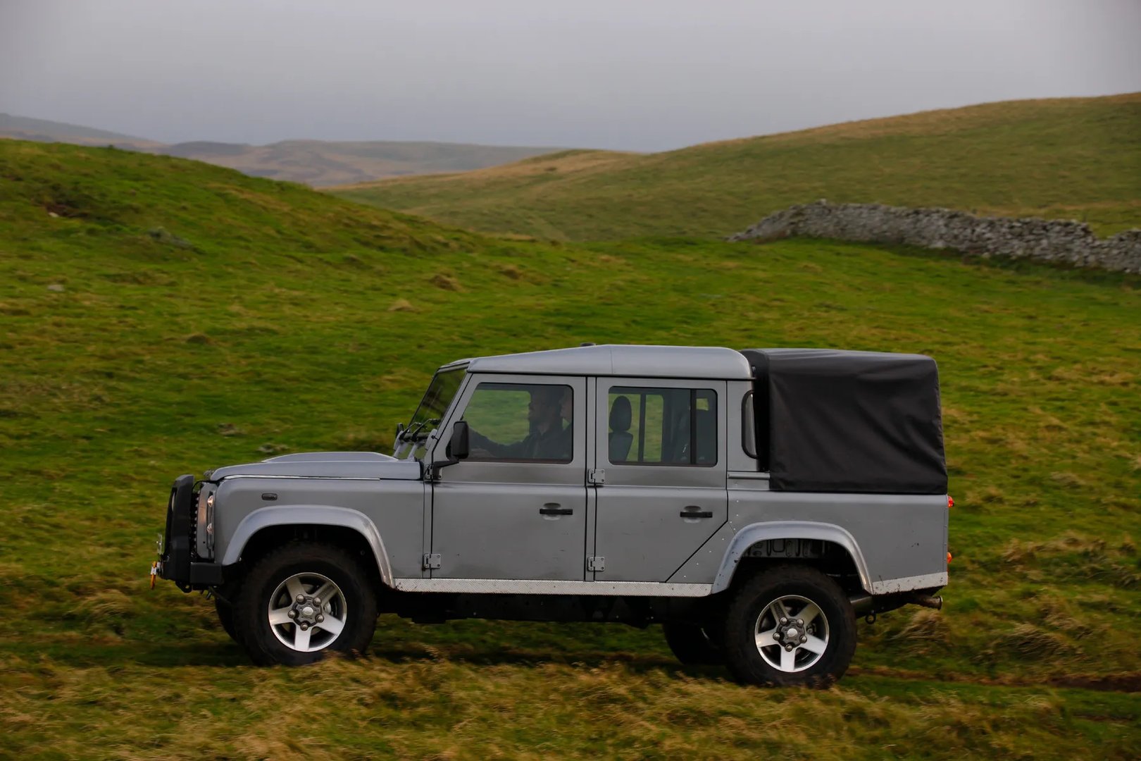 Land Rover_Defender_1_generation_restyling__Pickup_double-cab__7.jpg