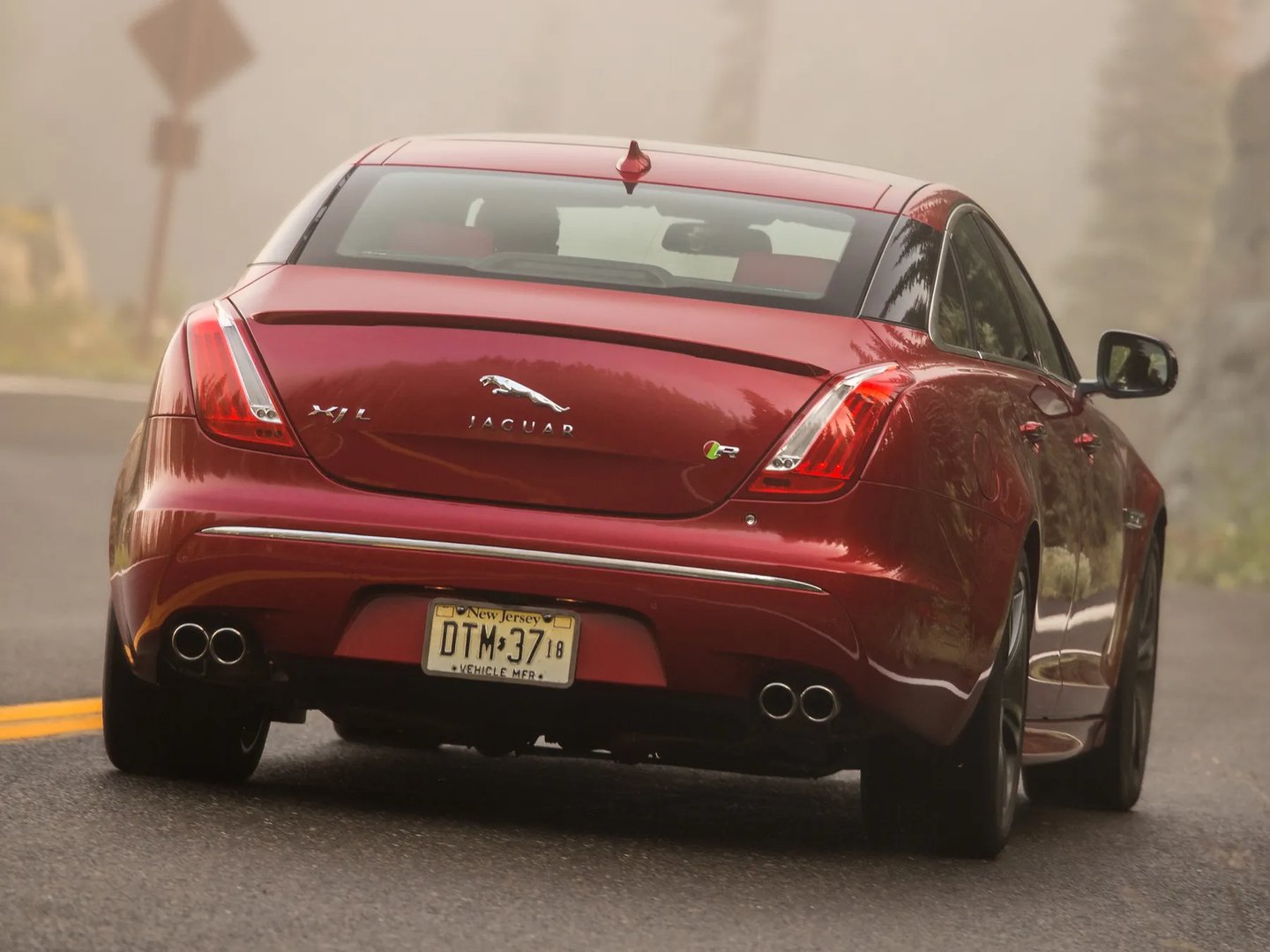 Jaguar_XJR_4_generation__Sedan__10.jpg