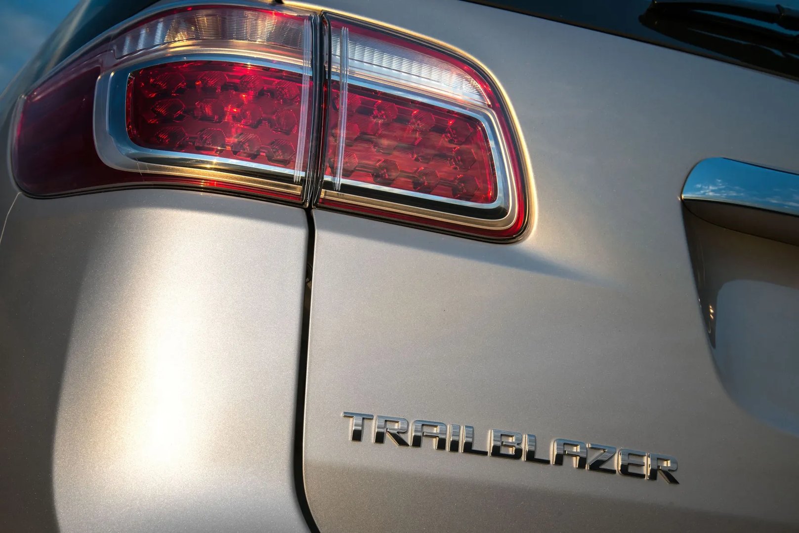 Chevrolet_TrailBlazer_2_generation_restyling_1__SUV_5-doors__4.jpg