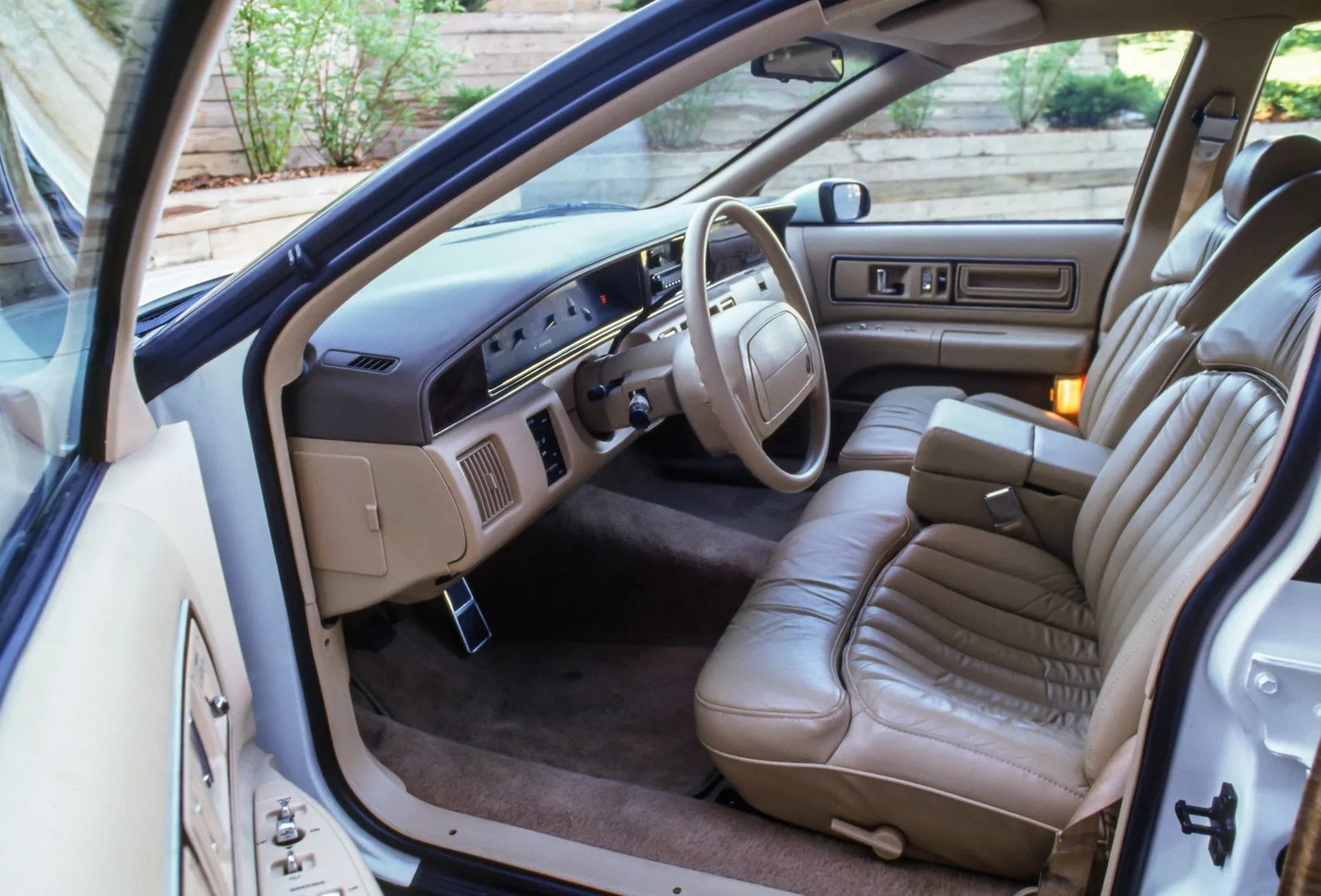 Buick_Roadmaster_8_generation__Sedan__10.jpg