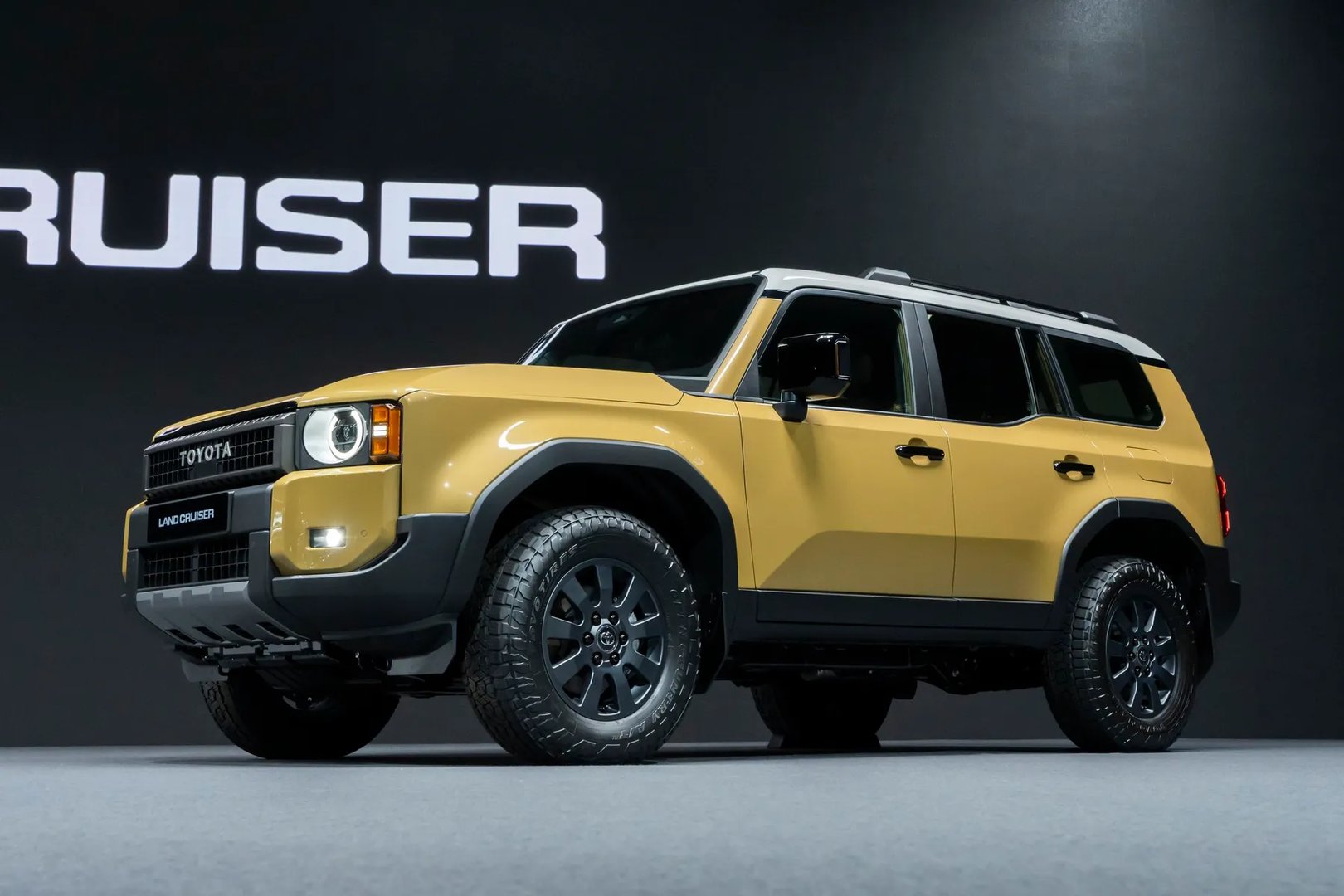 Toyota_Land_Cruiser_5_generation__SUV_5-doors__2.jpg