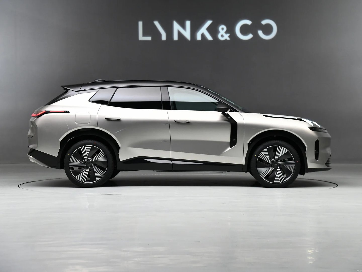 lynkco_08_1_generation__SUV_5-doors__4.jpg