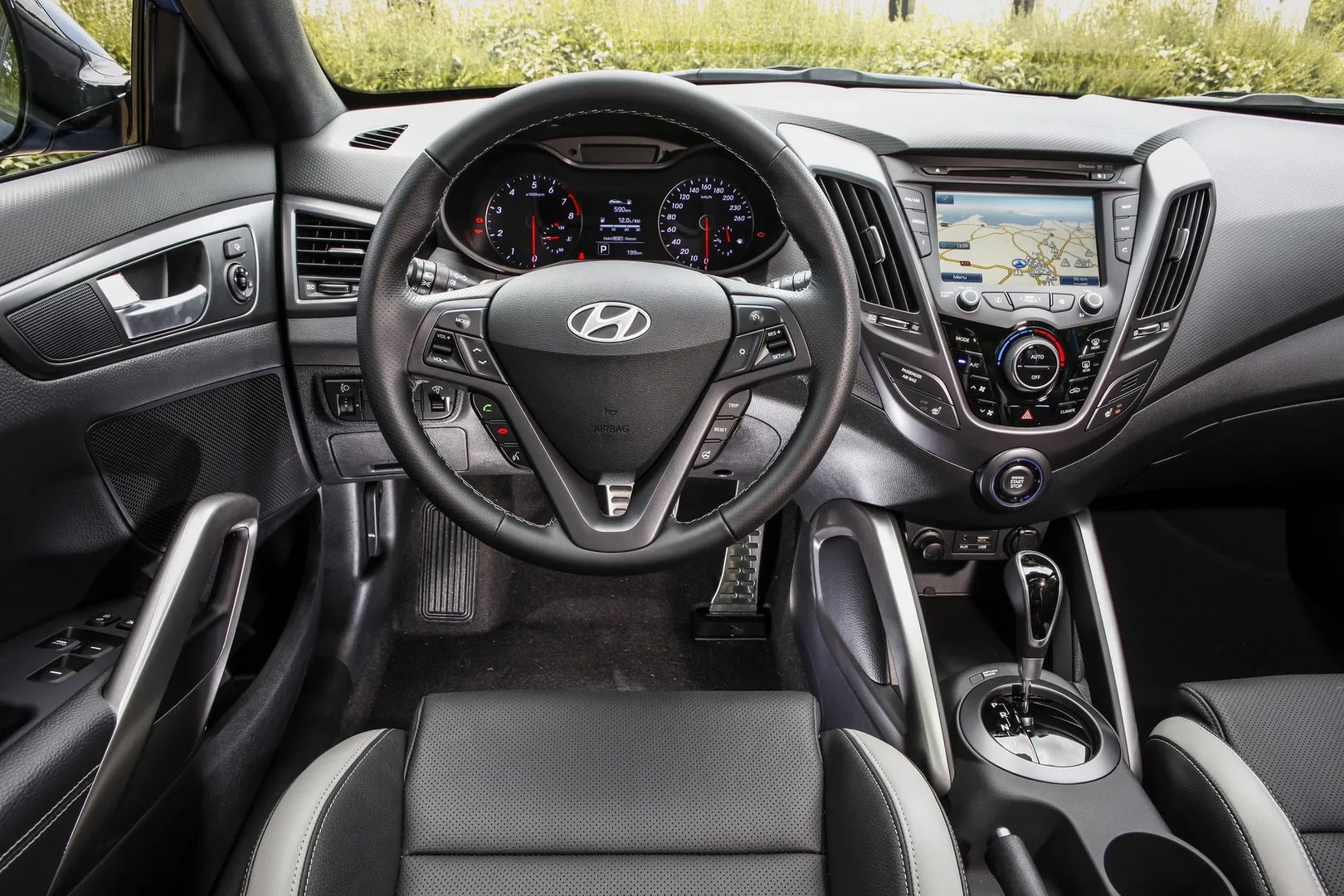Hyundai_Veloster_1_generation_restyling__Hatchback_4-door__13.jpg
