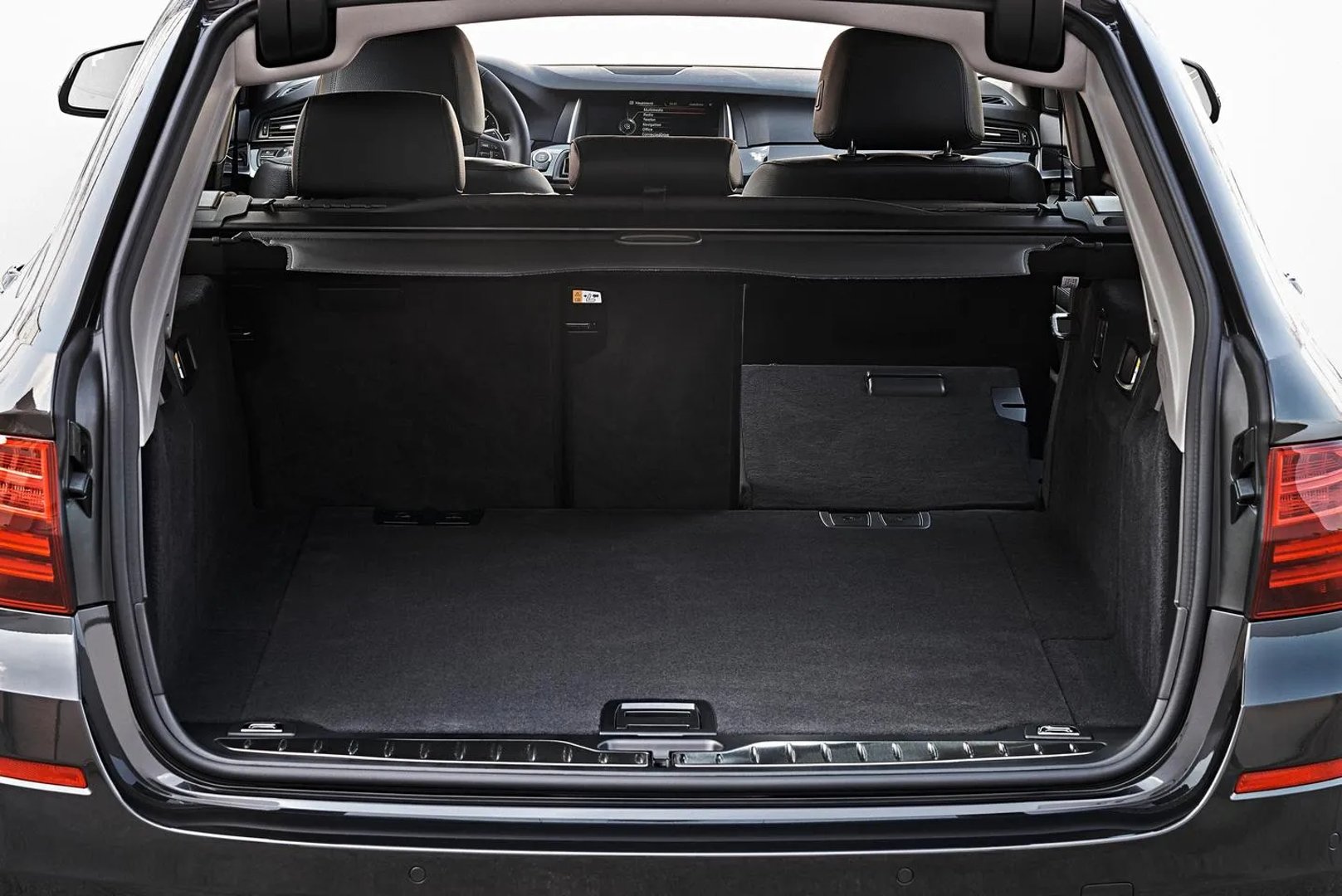 BMW_5_series_6_generation_restyling__Estate_5-door__4.jpg